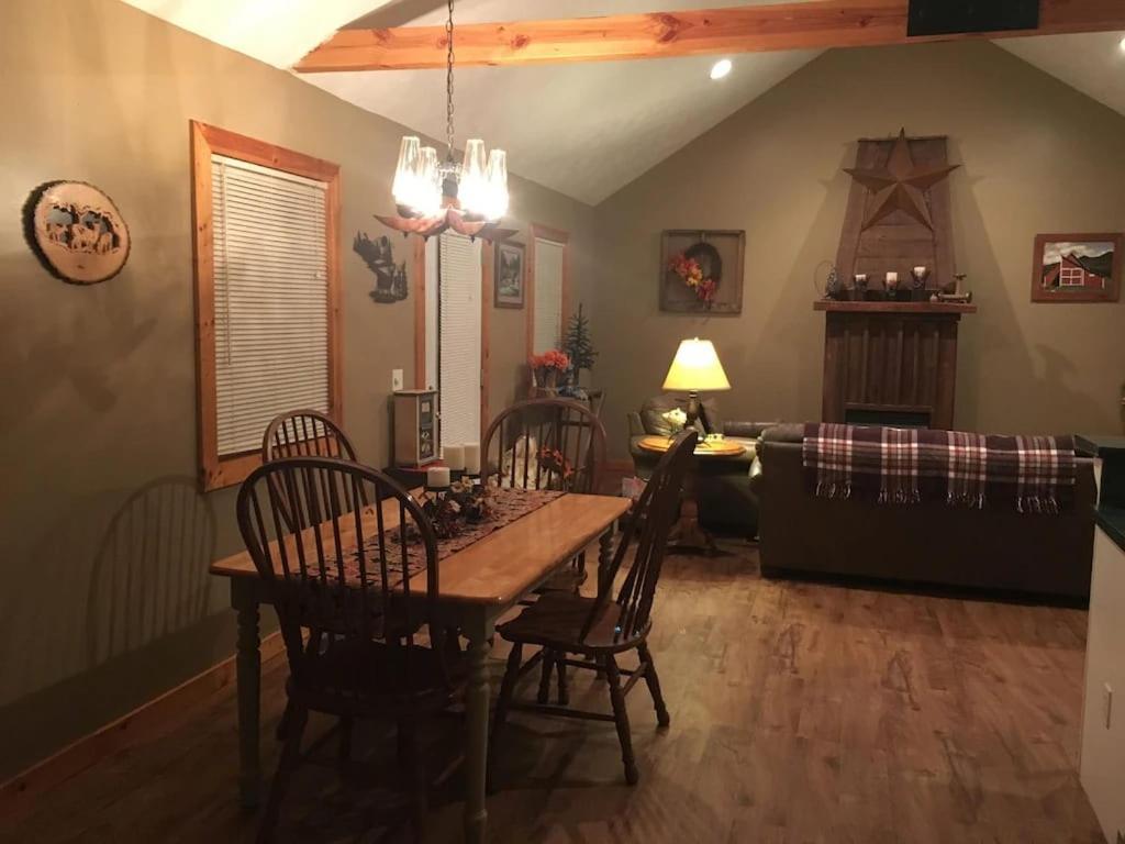 Holiday home Gas Fireplace, Firepit, And Cedar Adirondack Chair *