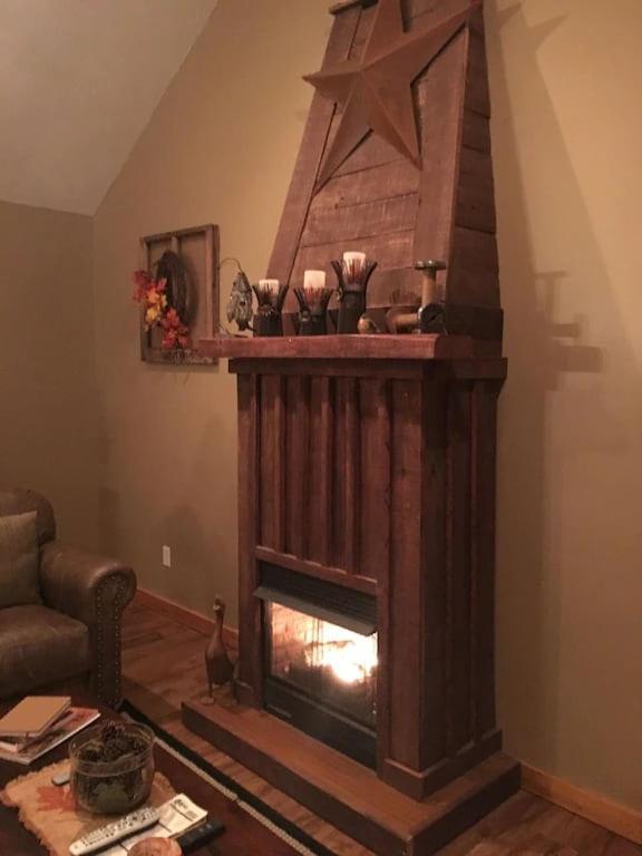 Holiday home Gas Fireplace, Firepit, And Cedar Adirondack Chair Spencer