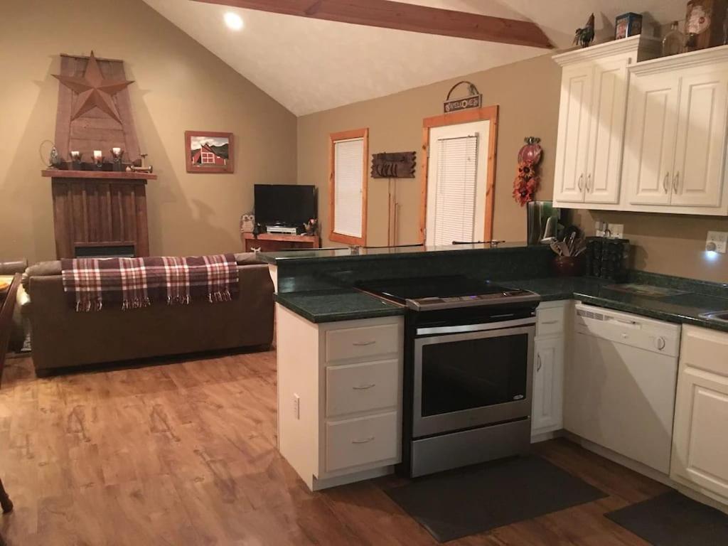 Holiday home Gas Fireplace, Firepit, And Cedar Adirondack Chair